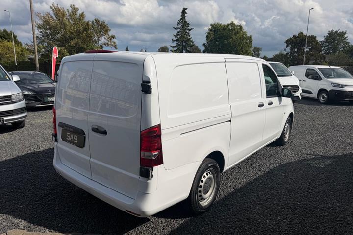 Hvid Mercedes Vito 116 fra 2022