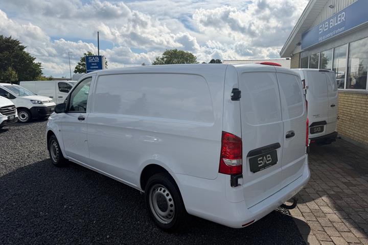 Hvid Mercedes Vito 116 fra 2022