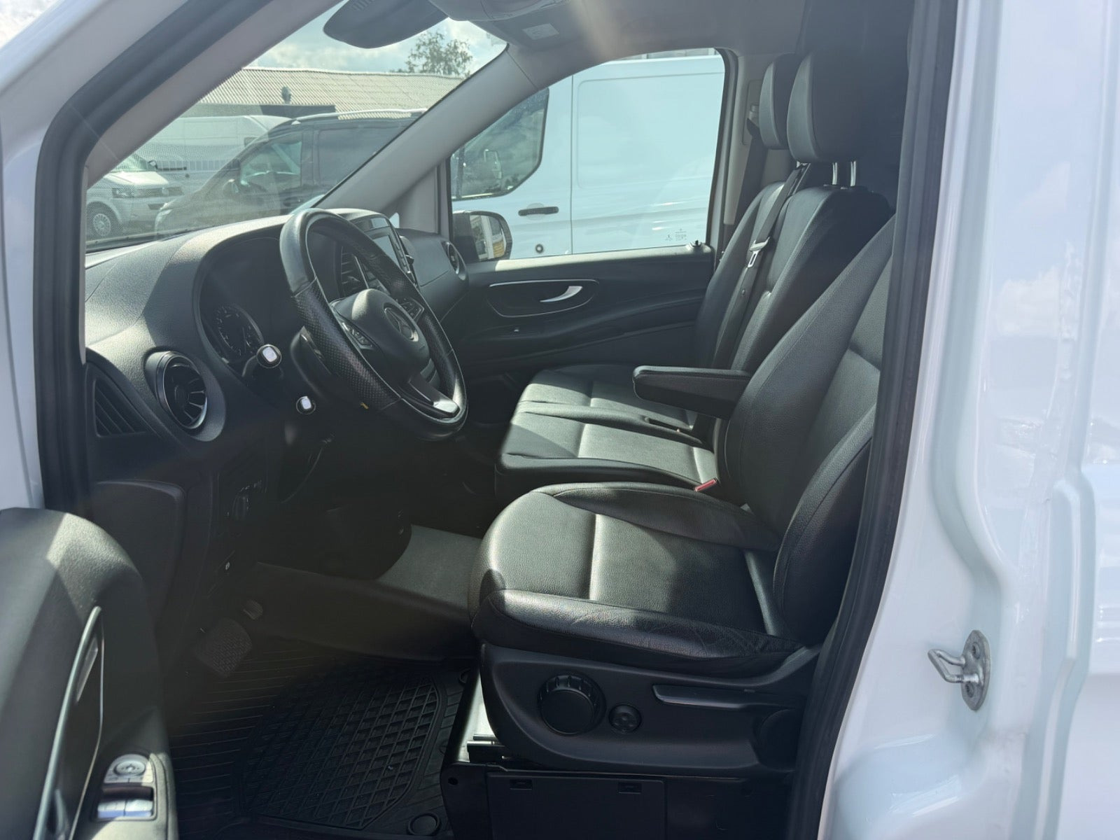 Hvid Mercedes Vito 116 fra 2022