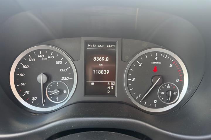 Hvid Mercedes Vito 116 fra 2022