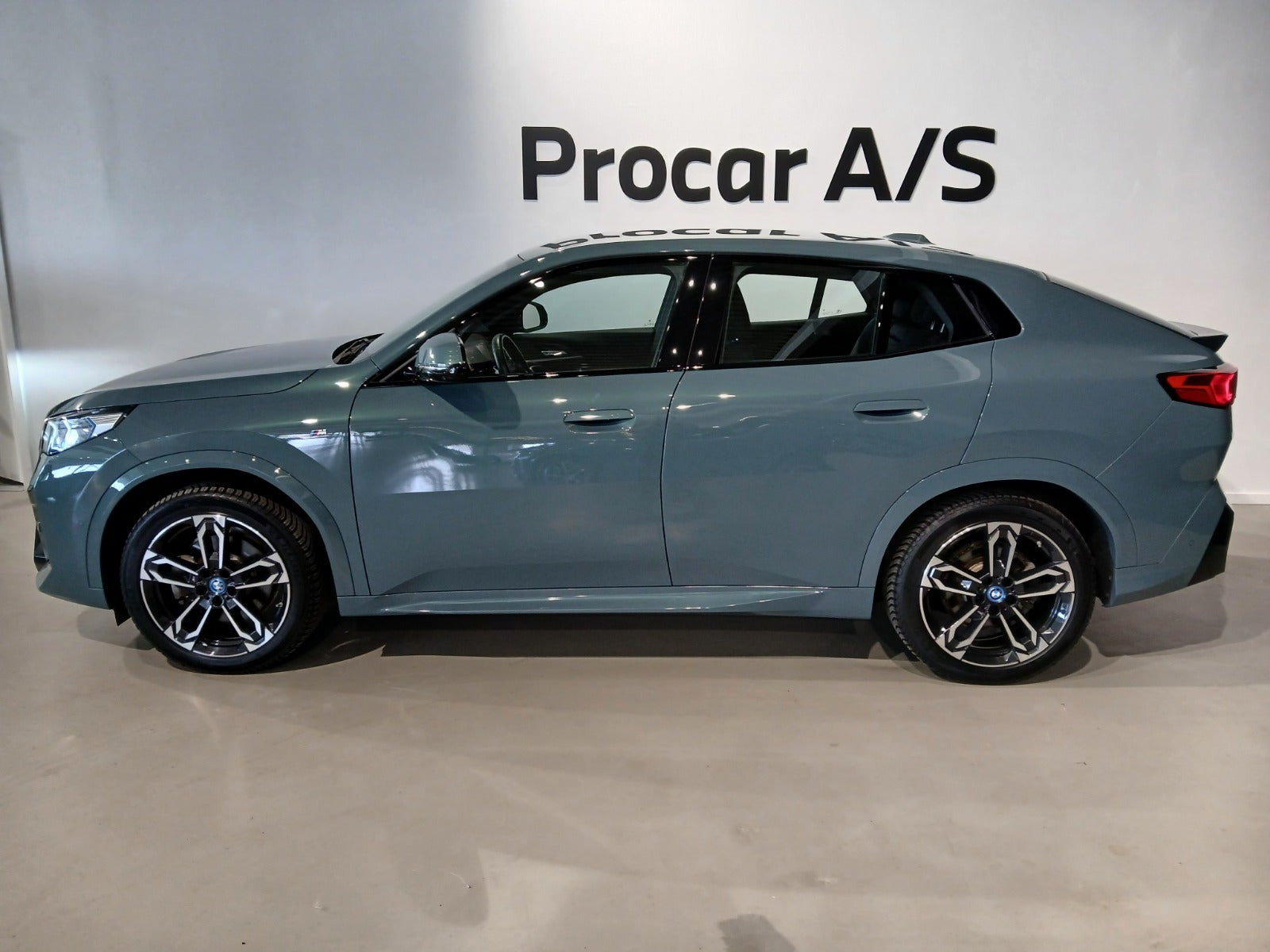 Grøn BMW iX2 fra 2024