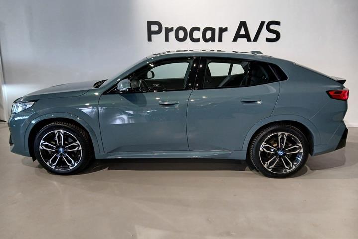 Grøn BMW iX2 fra 2024