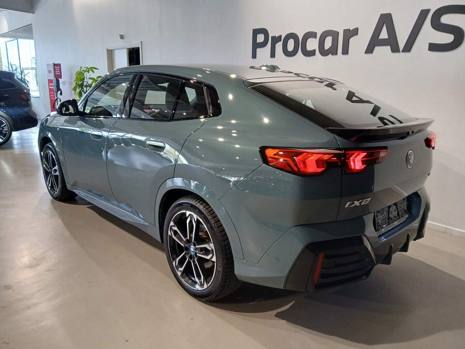 Grøn BMW iX2 fra 2024