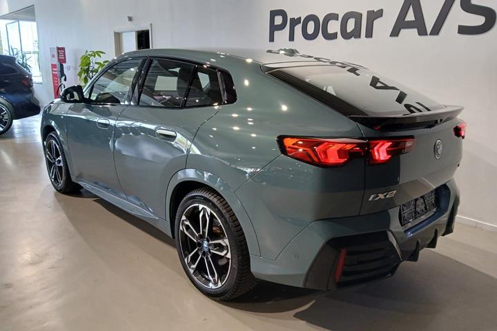 Grøn BMW iX2 fra 2024