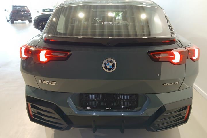 Grøn BMW iX2 fra 2024