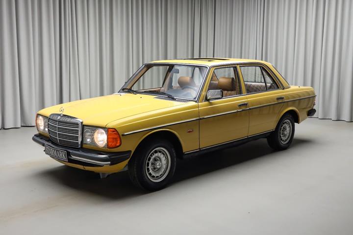 Gul Mercedes 230 E fra 1981 set udefra