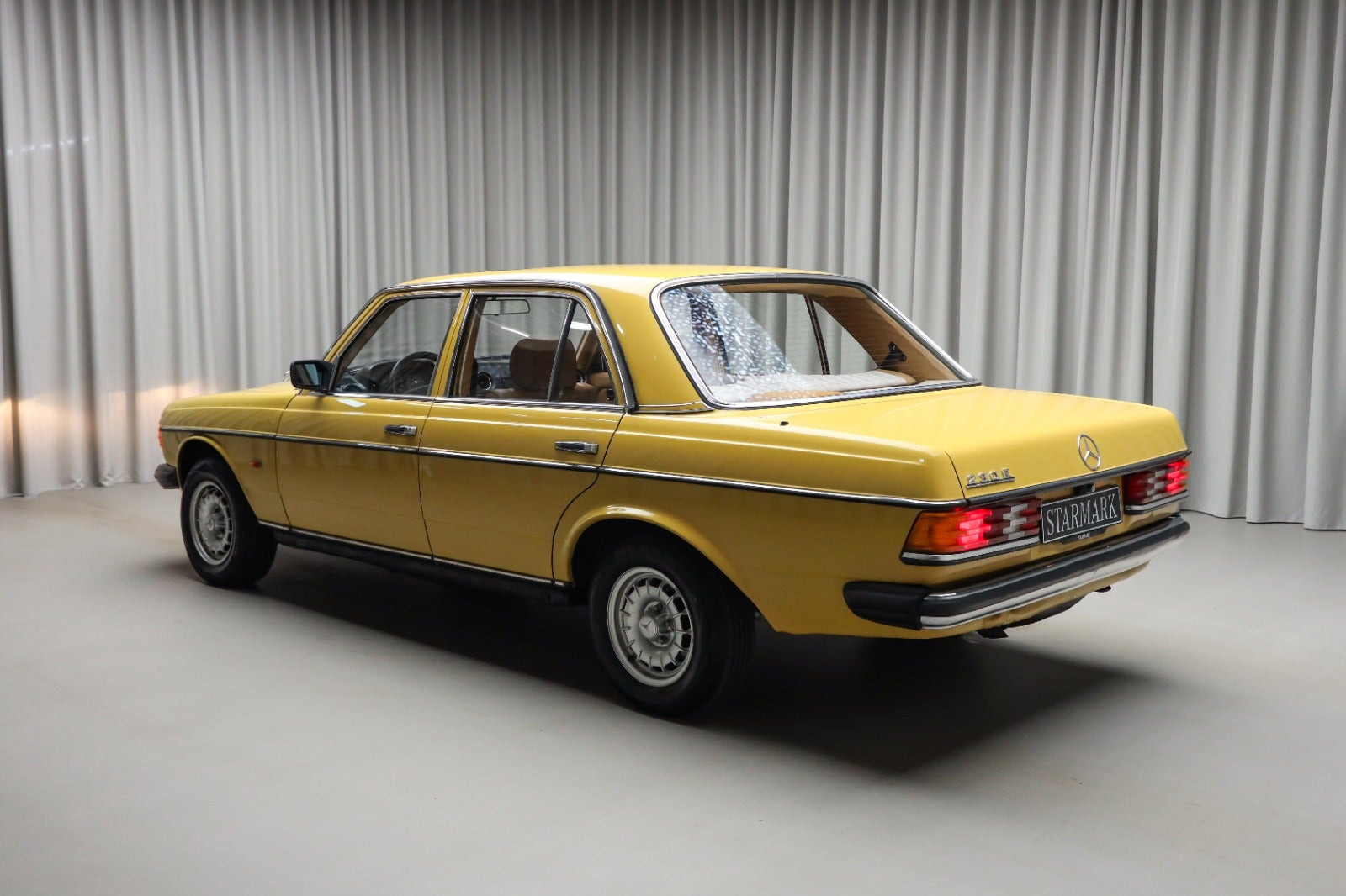 Gul Mercedes 230 E fra 1981 set udefra