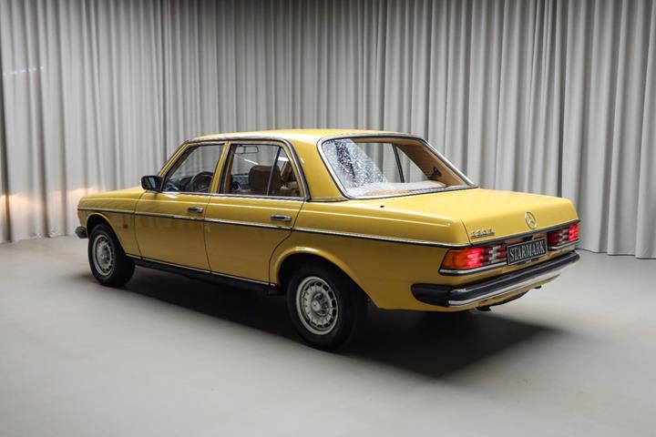 Gul Mercedes 230 E fra 1981 set udefra