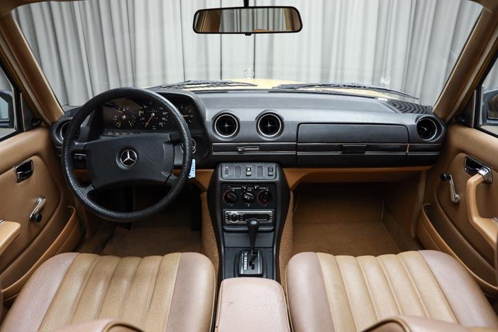 Gul Mercedes 230 E fra 1981 set indefra