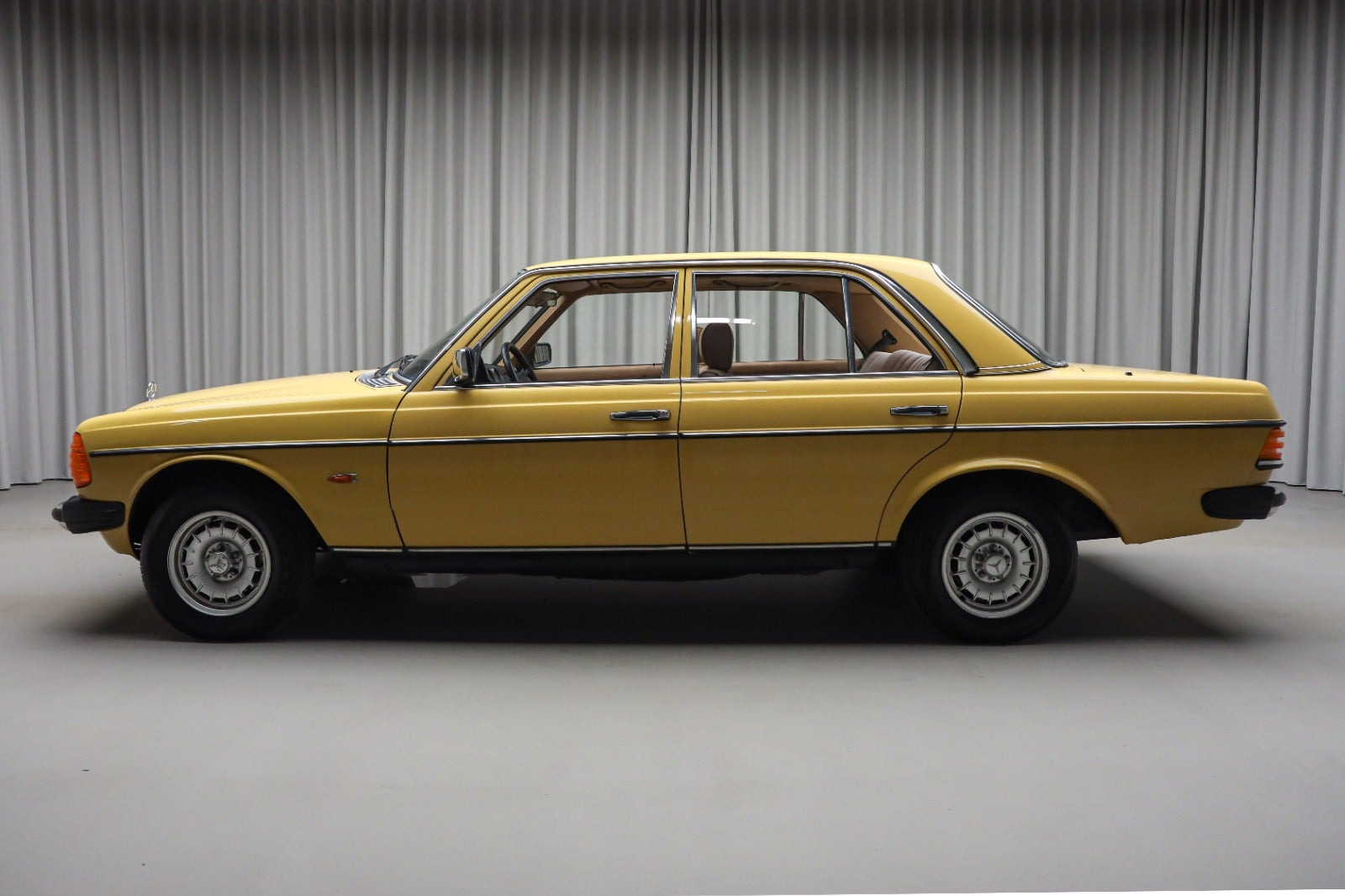 Gul Mercedes 230 E fra 1981 set udefra