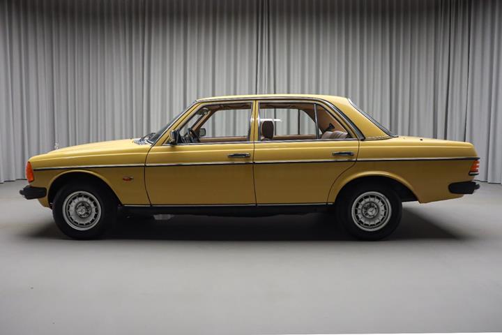 Gul Mercedes 230 E fra 1981 set udefra