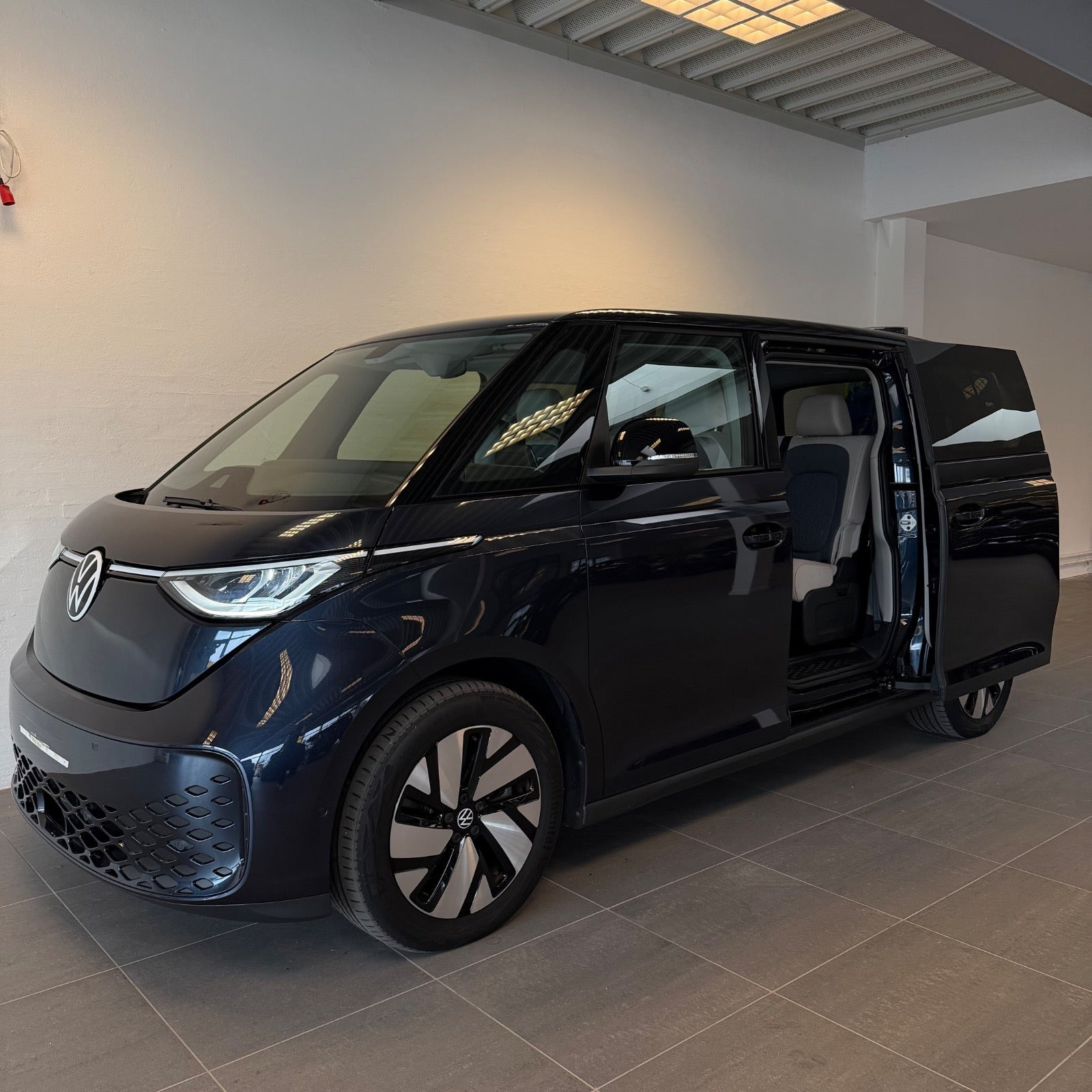 Blå VW ID.Buzz fra 2024