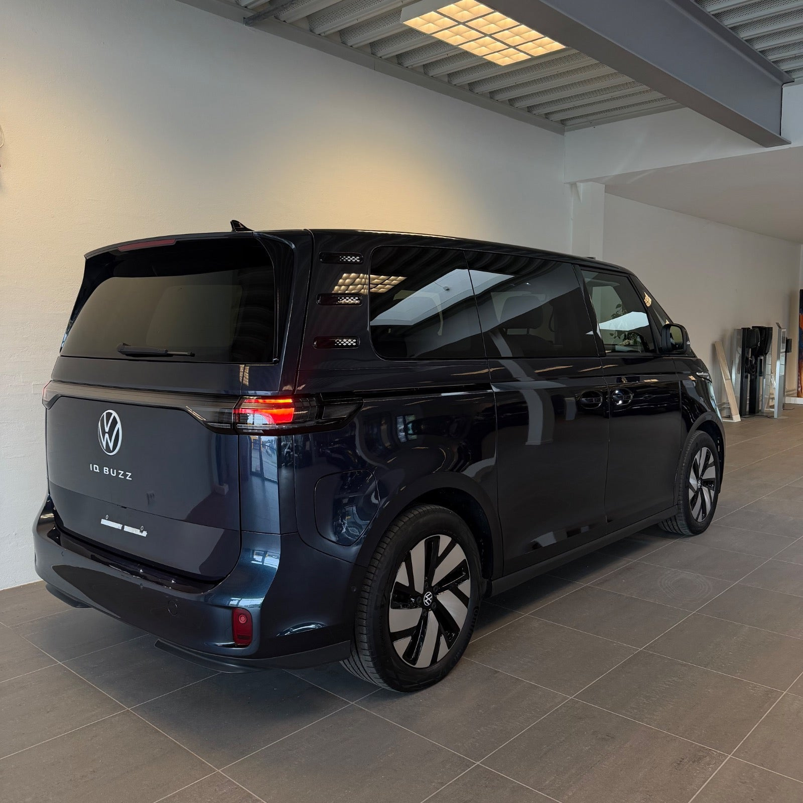 Blå VW ID.Buzz fra 2024