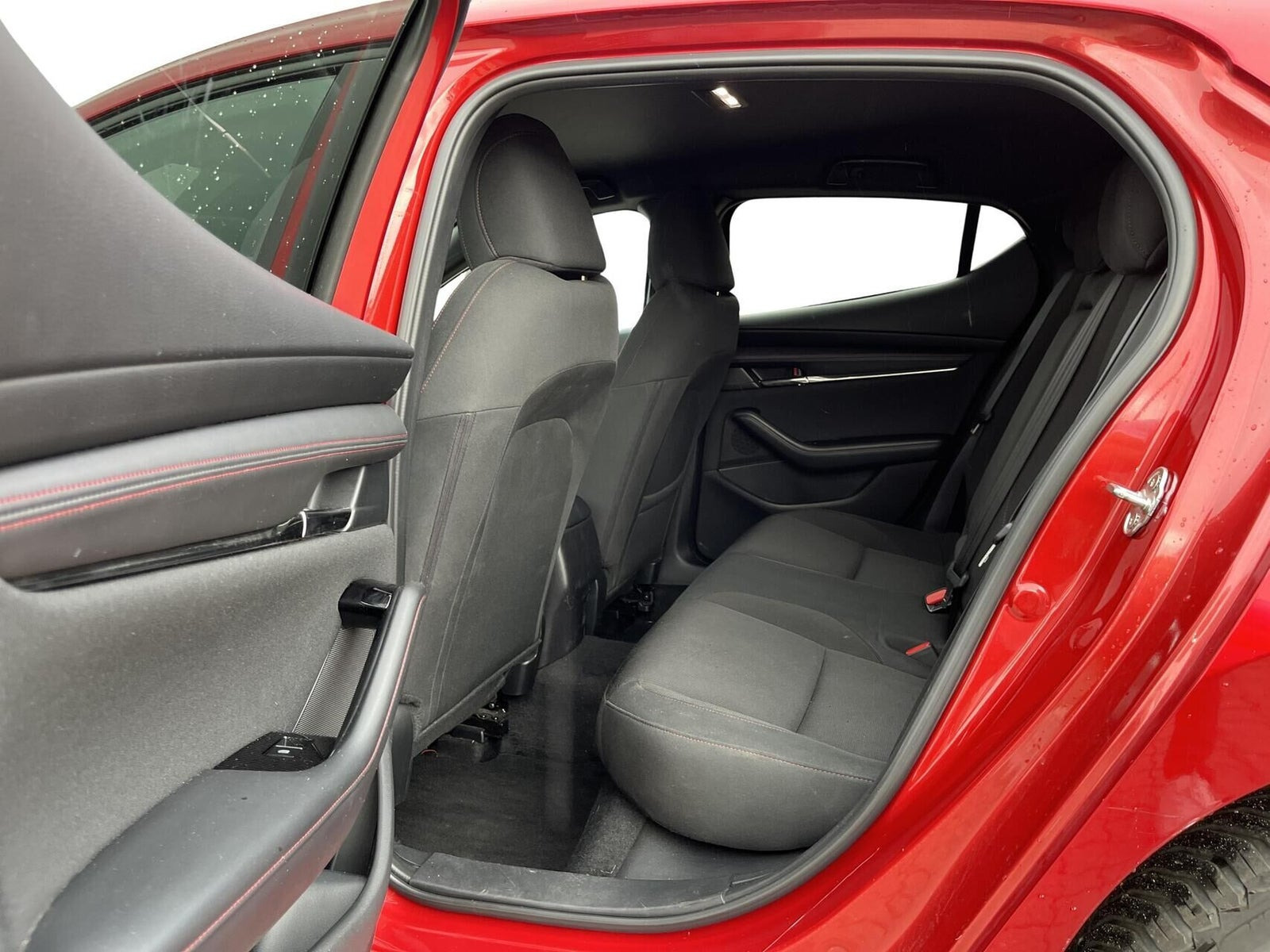 Rød Mazda 3 fra 2022
