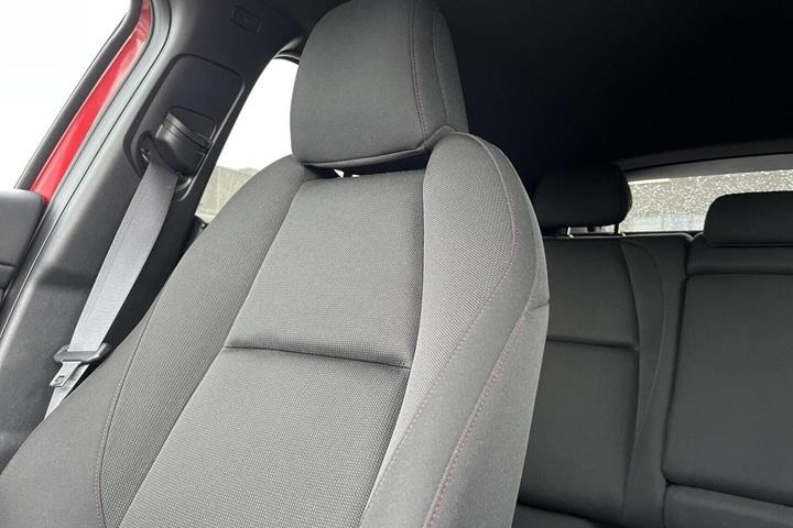 Rød Mazda 3 fra 2022
