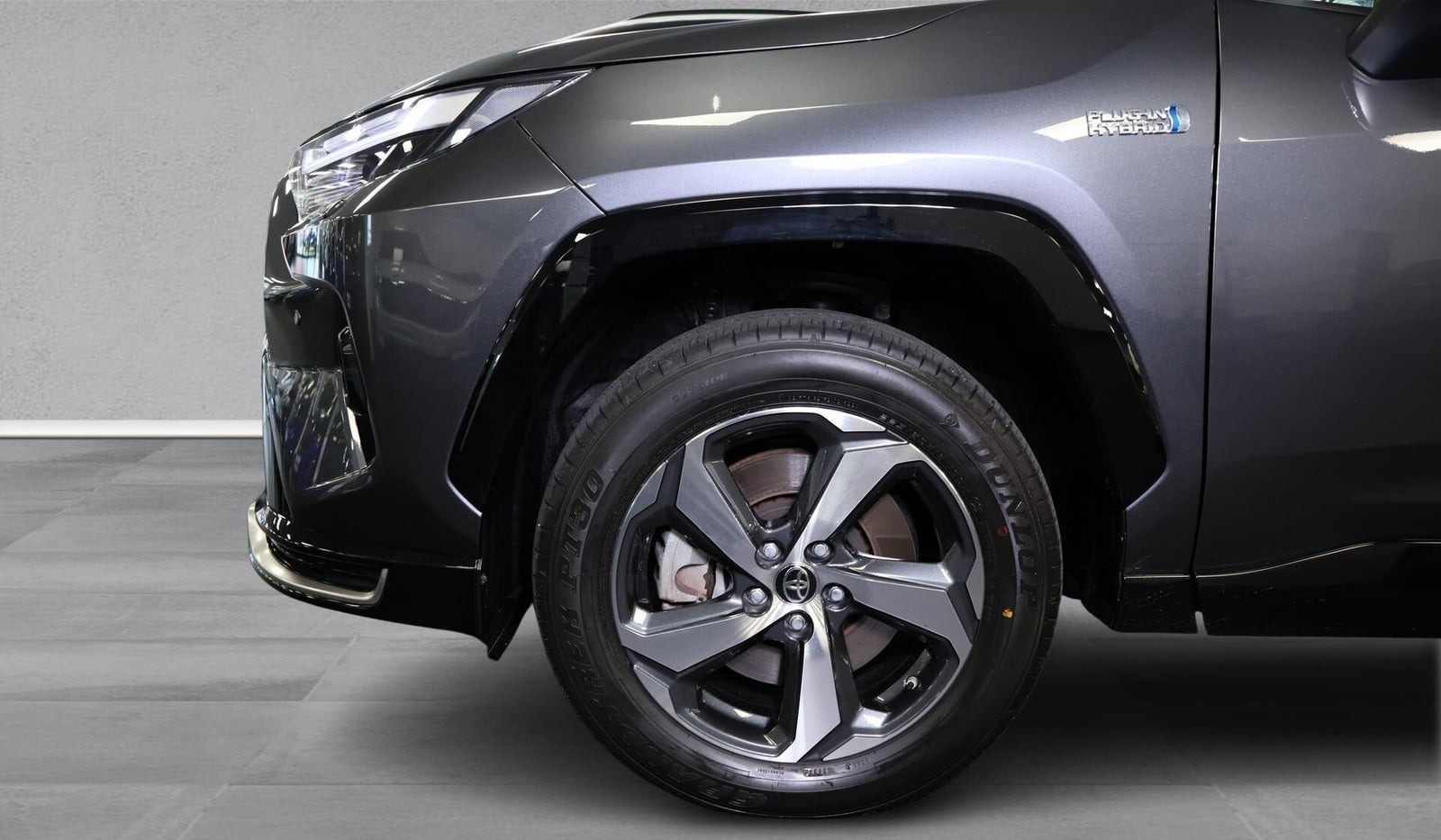 Grå Toyota RAV4 fra 2023
