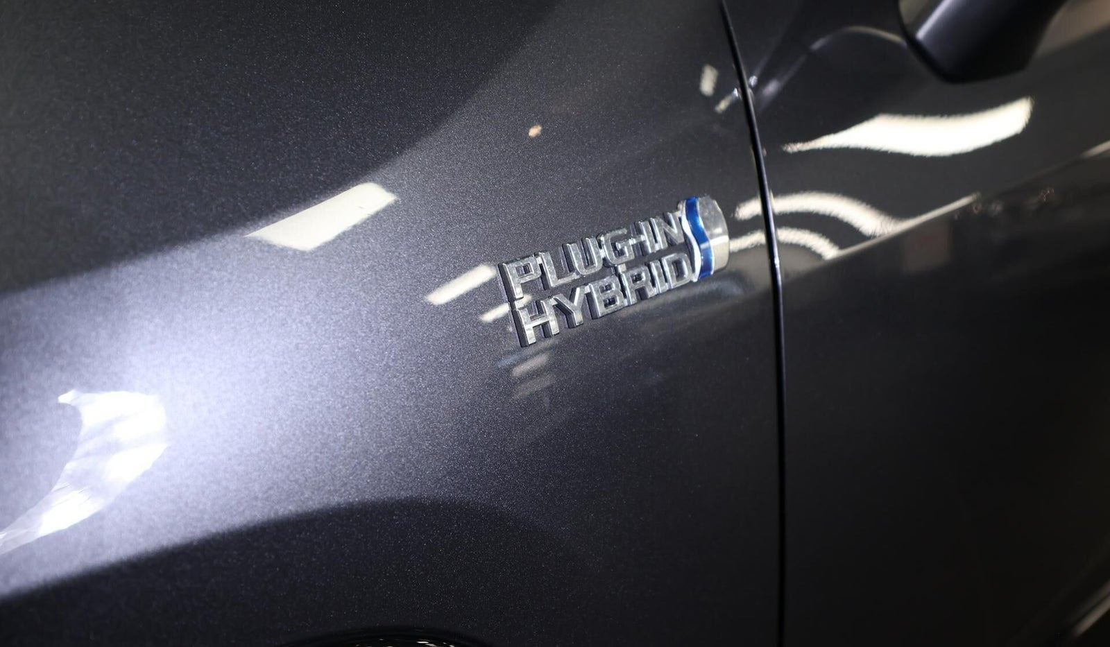 Grå Toyota RAV4 fra 2023