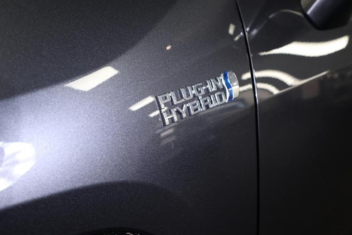 Grå Toyota RAV4 fra 2023