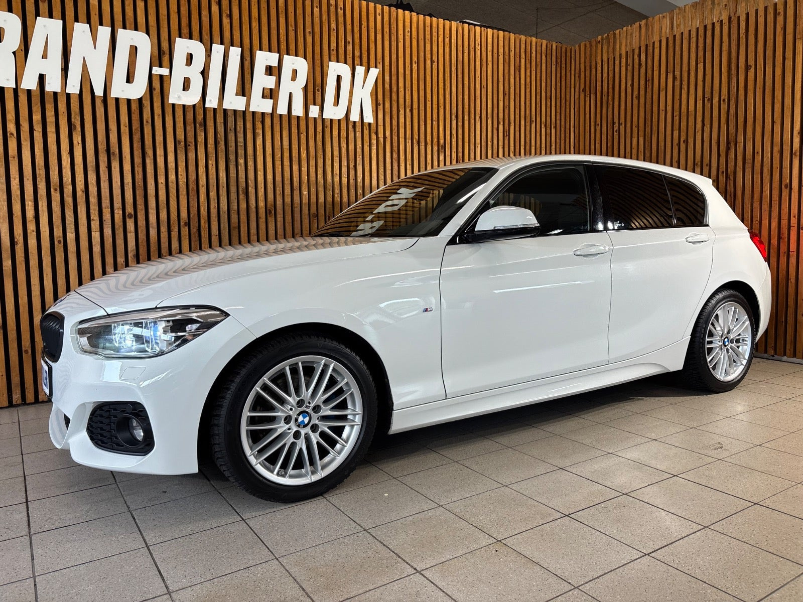 Hvid BMW 120i fra 2019