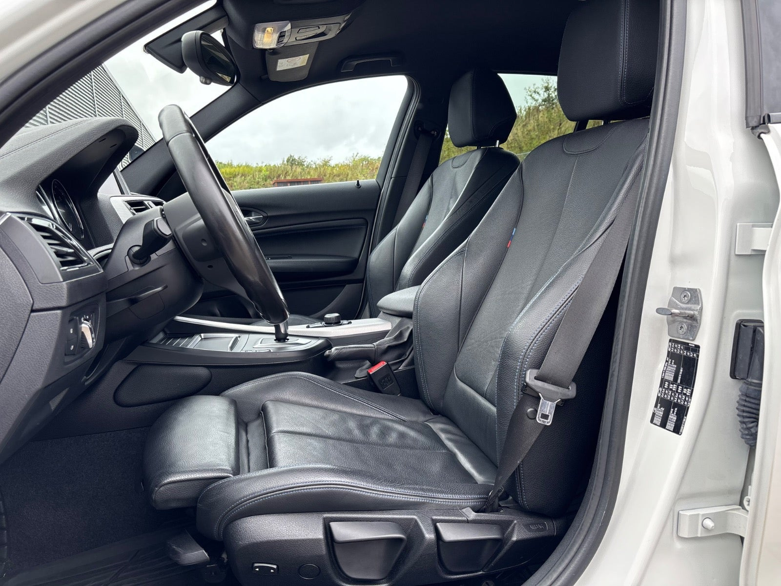 Hvid BMW 120i fra 2019