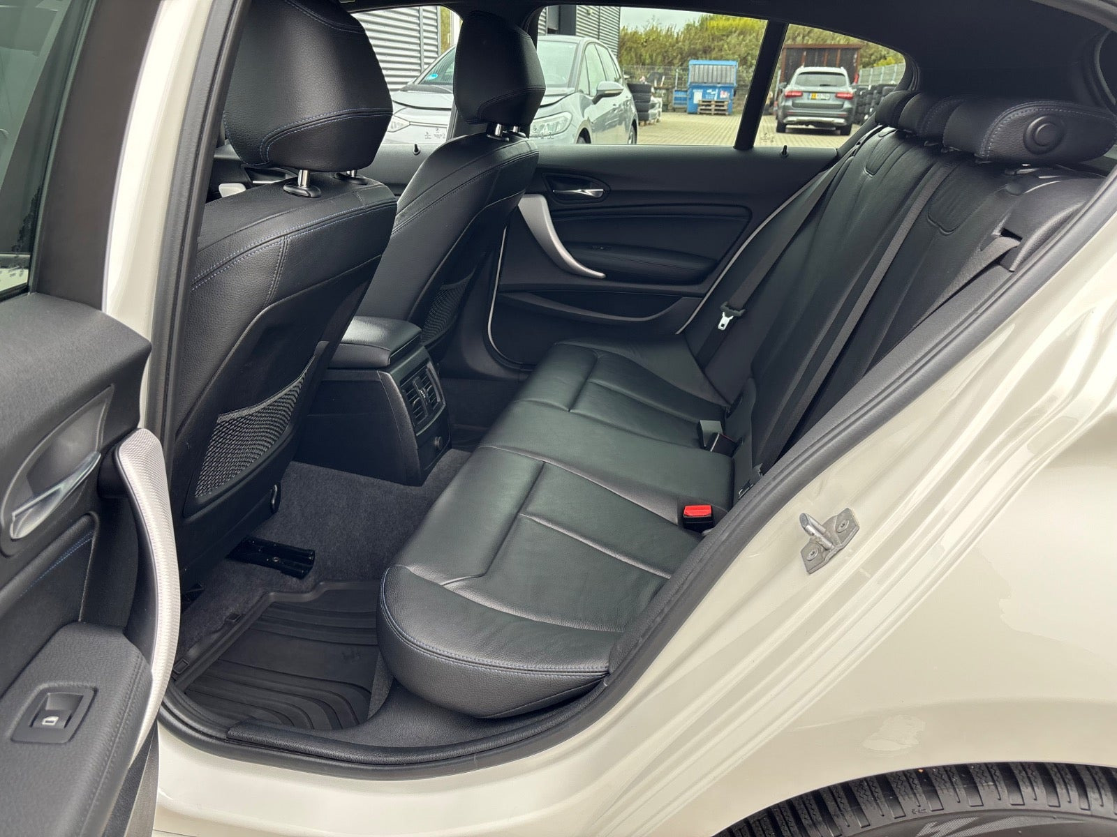 Hvid BMW 120i fra 2019