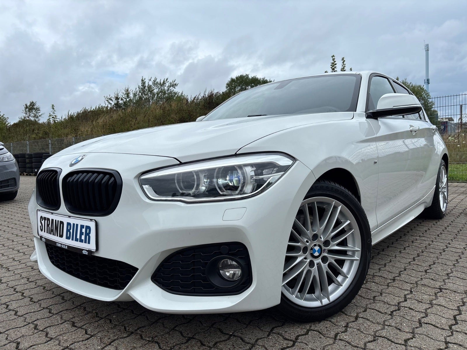 Hvid BMW 120i fra 2019