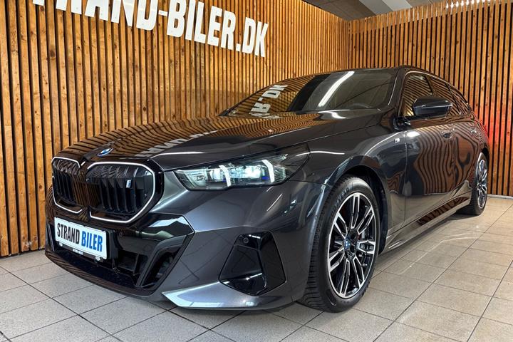 Grå BMW i5 fra 2025