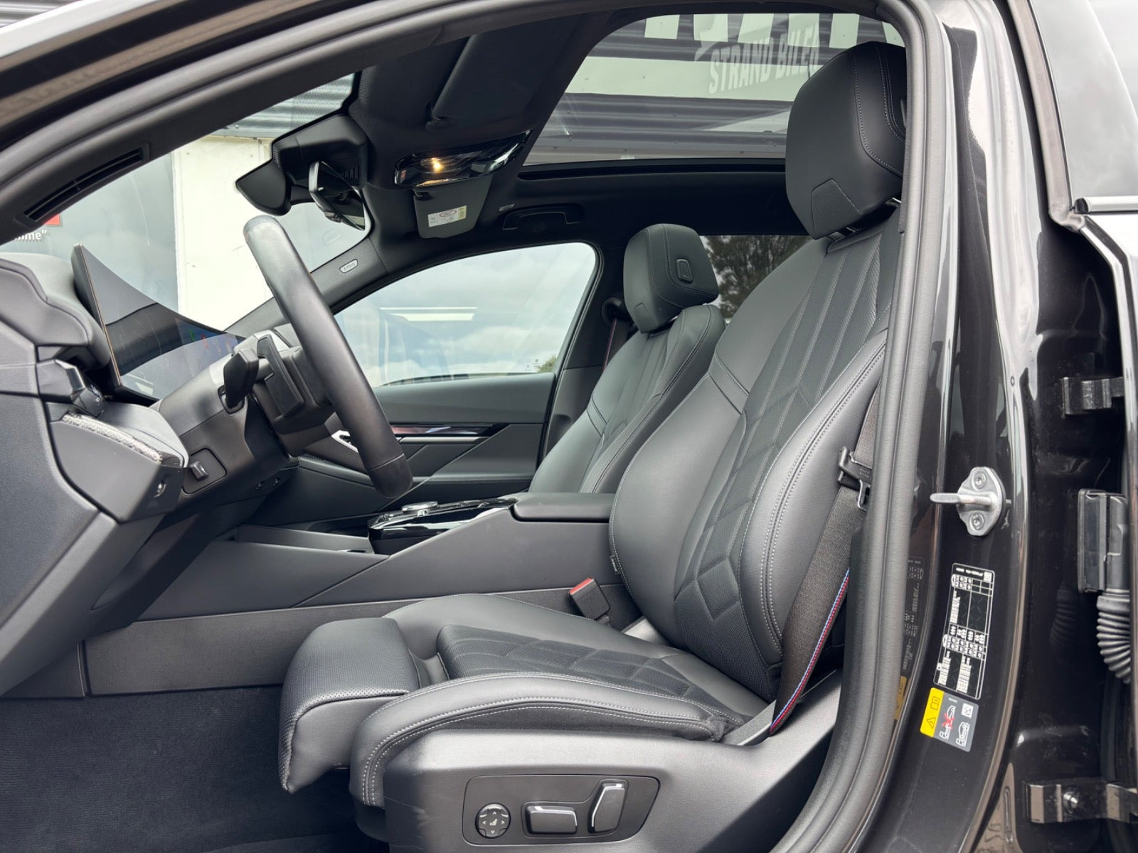 Grå BMW i5 fra 2025