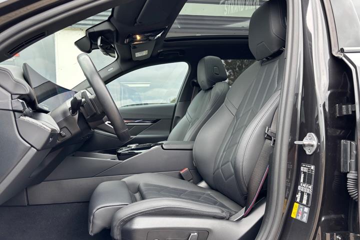 Grå BMW i5 fra 2025