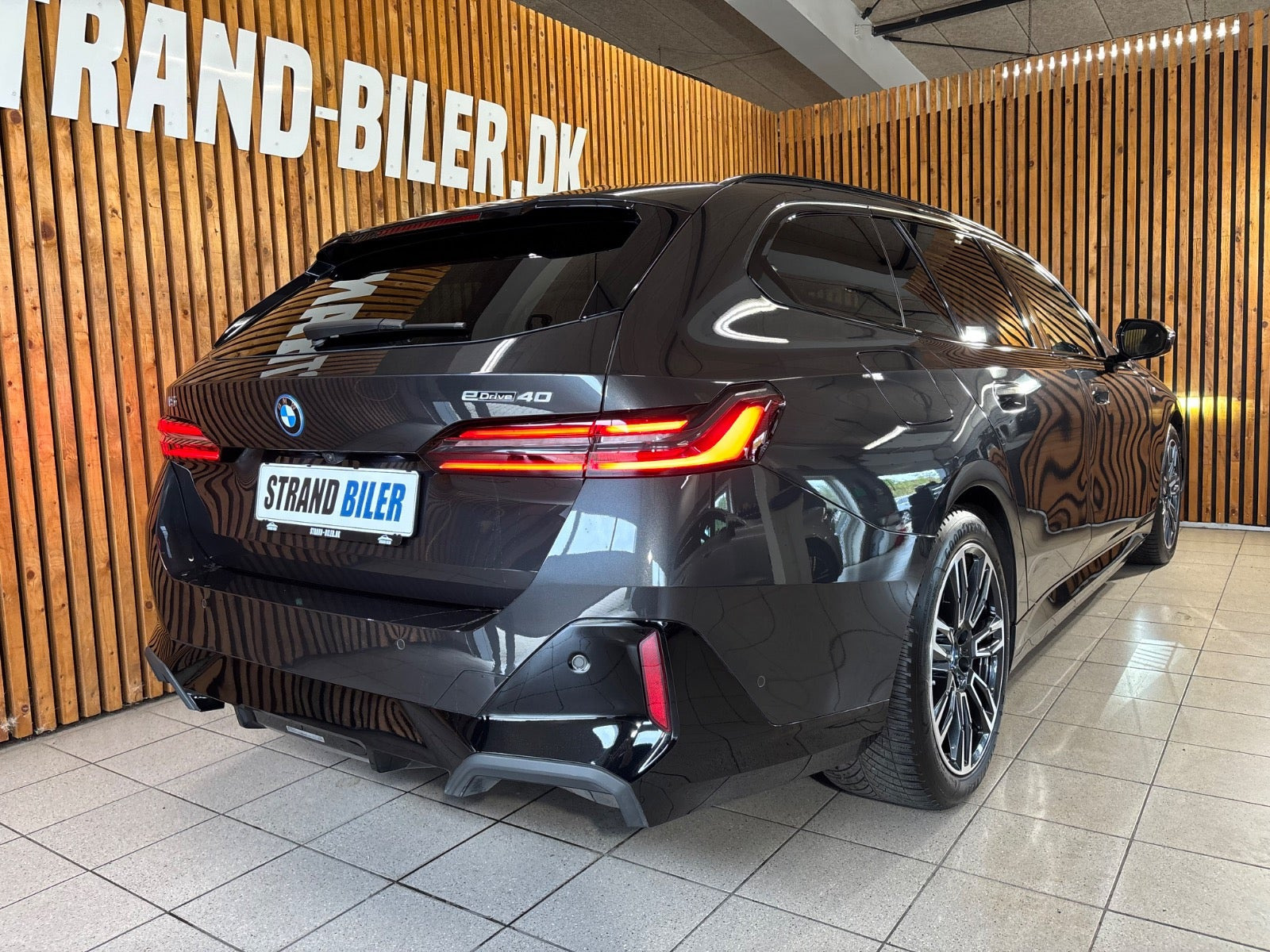 Grå BMW i5 fra 2025
