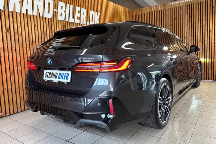 Grå BMW i5 fra 2025