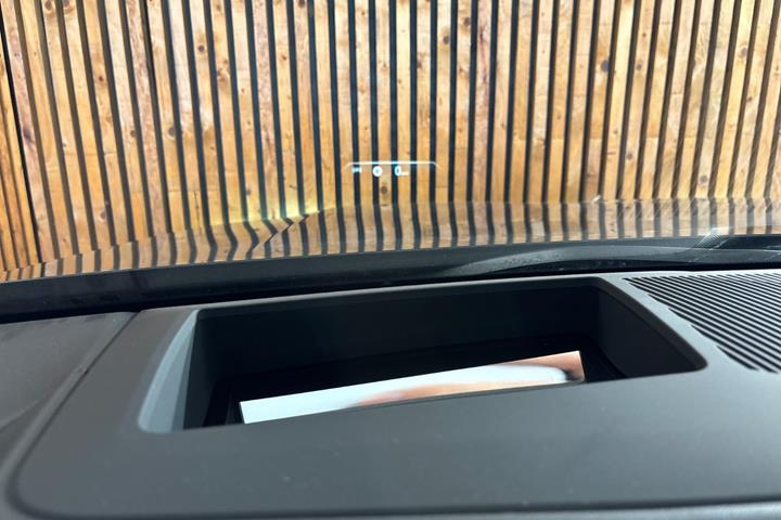 Grå BMW i5 fra 2025