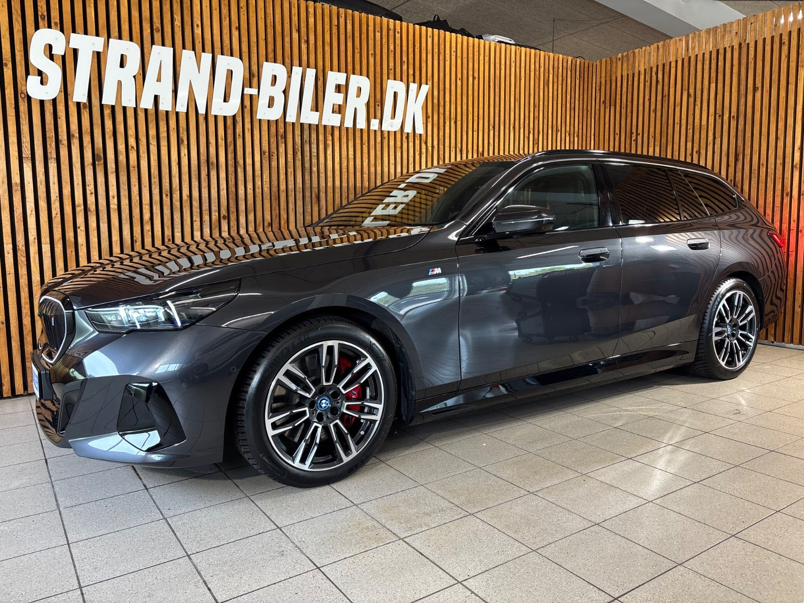 Grå BMW i5 fra 2025