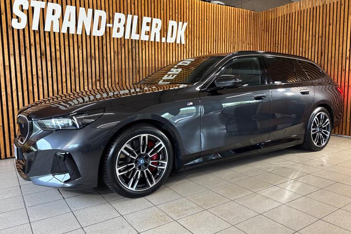Grå BMW i5 fra 2025