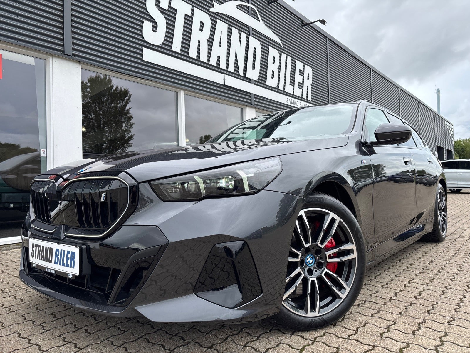 Grå BMW i5 fra 2025
