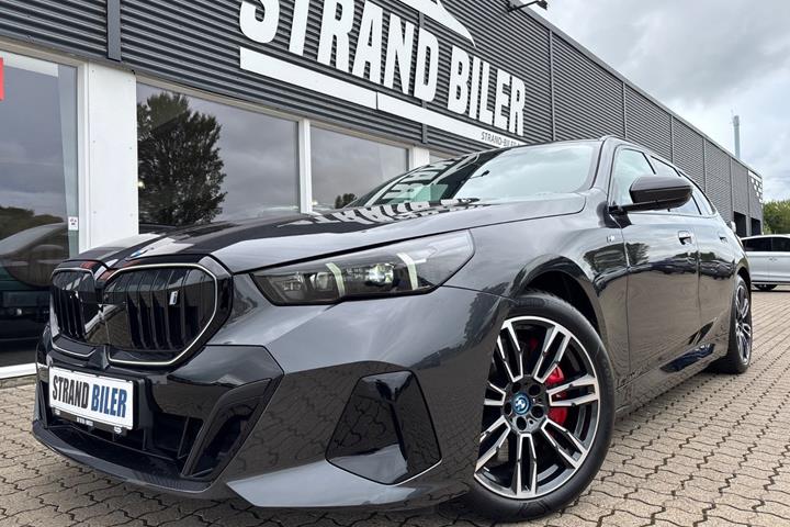 Grå BMW i5 fra 2025