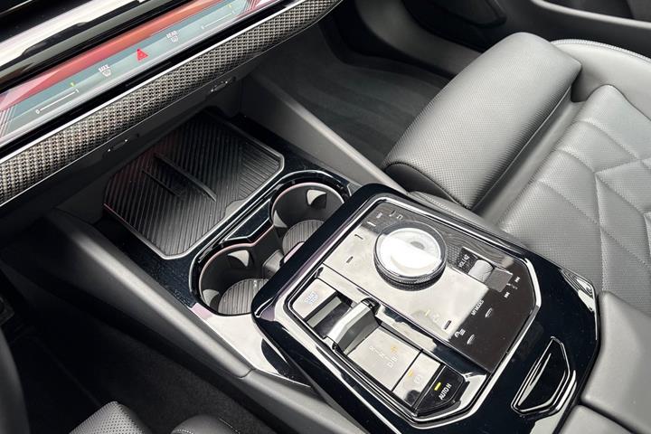 Grå BMW i5 fra 2025