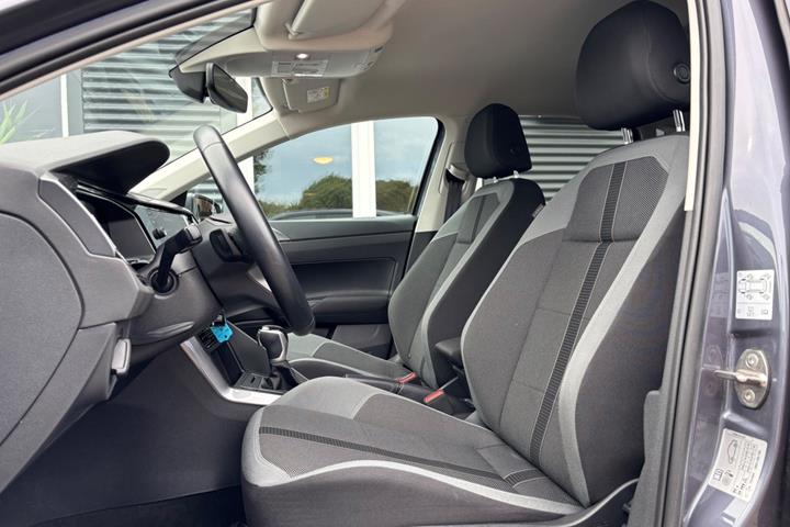 Grå VW Polo fra 2022