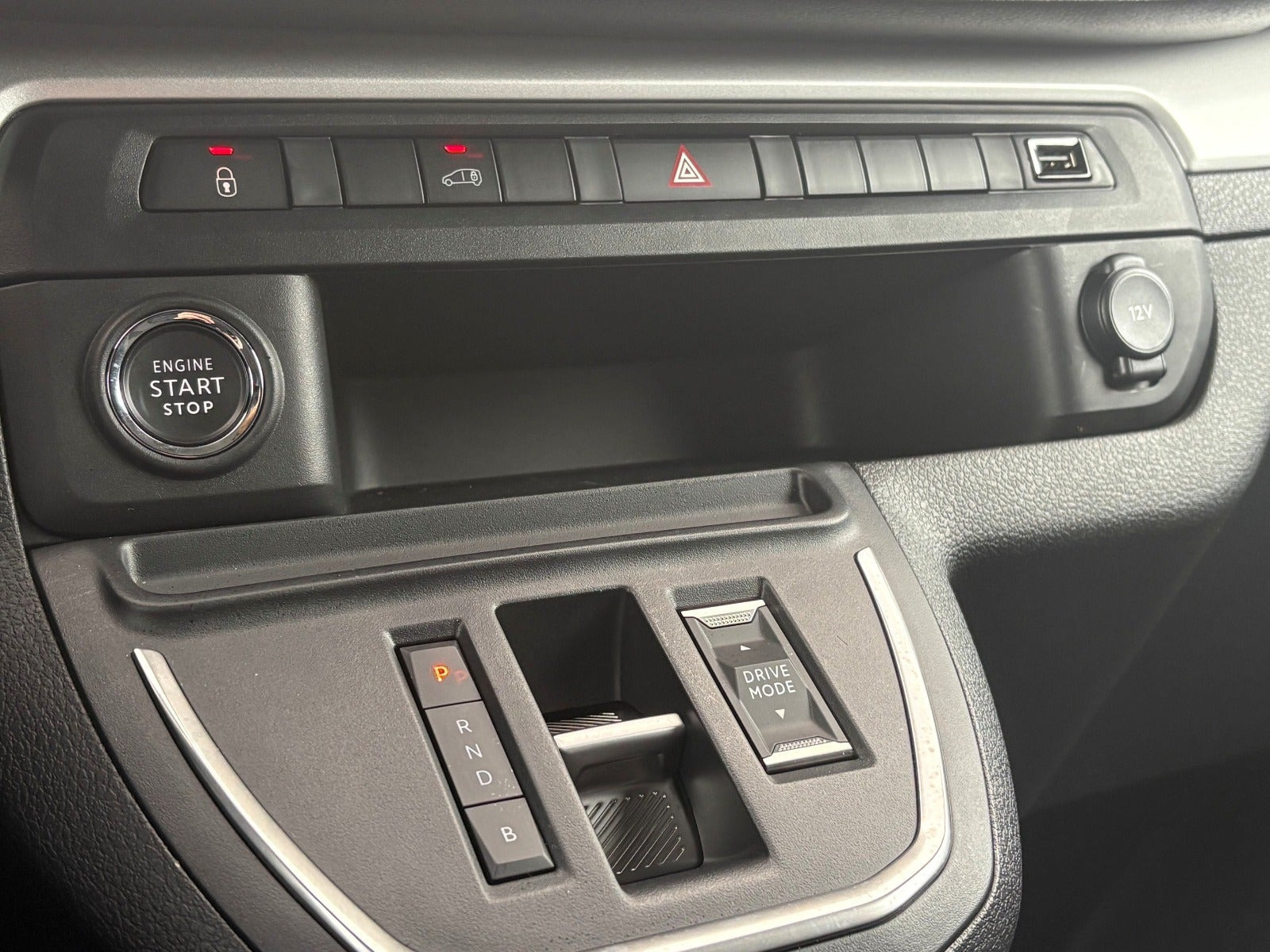 Hvid Opel Vivaro-e fra 2023