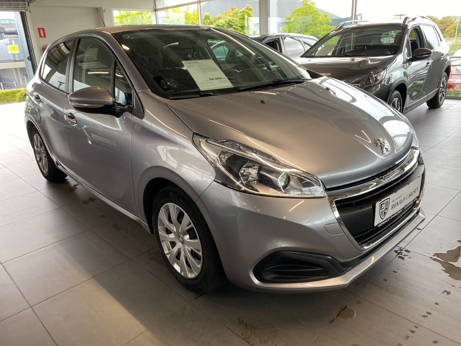 Sølv Peugeot 208 fra 2019