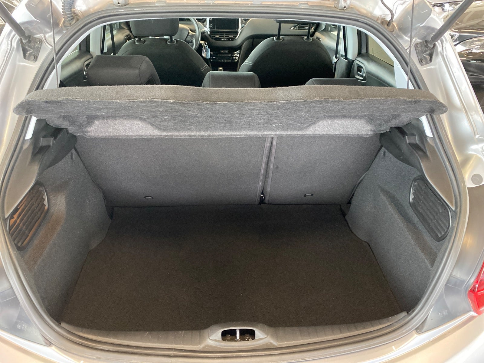 Sølv Peugeot 208 fra 2019