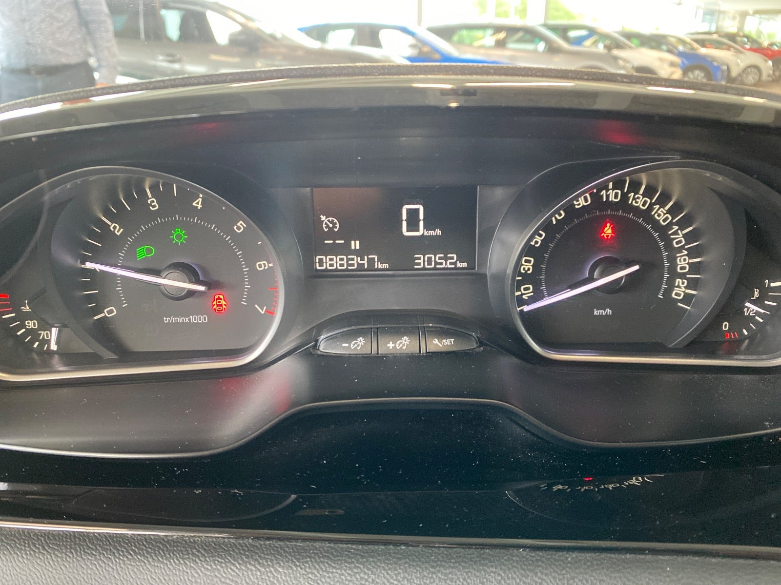 Sølv Peugeot 208 fra 2019