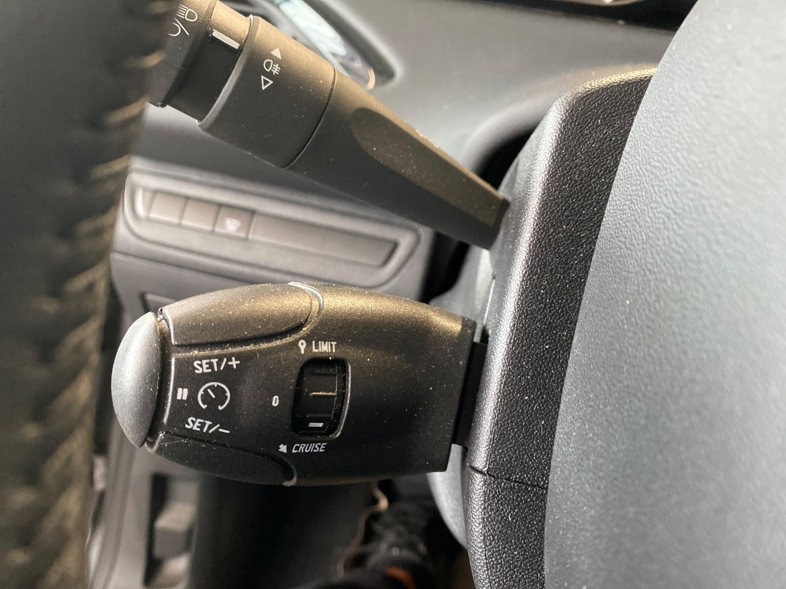 Sølv Peugeot 208 fra 2019
