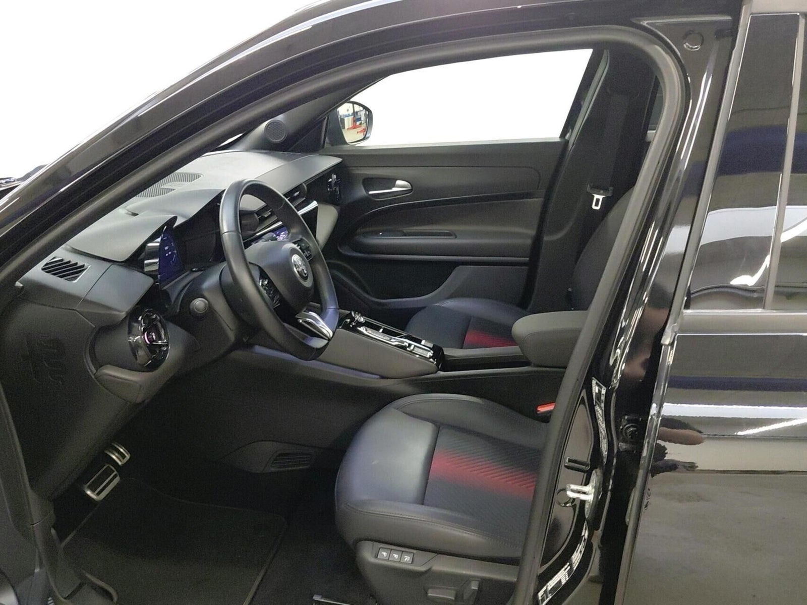 Sort Alfa Romeo Junior fra 2025