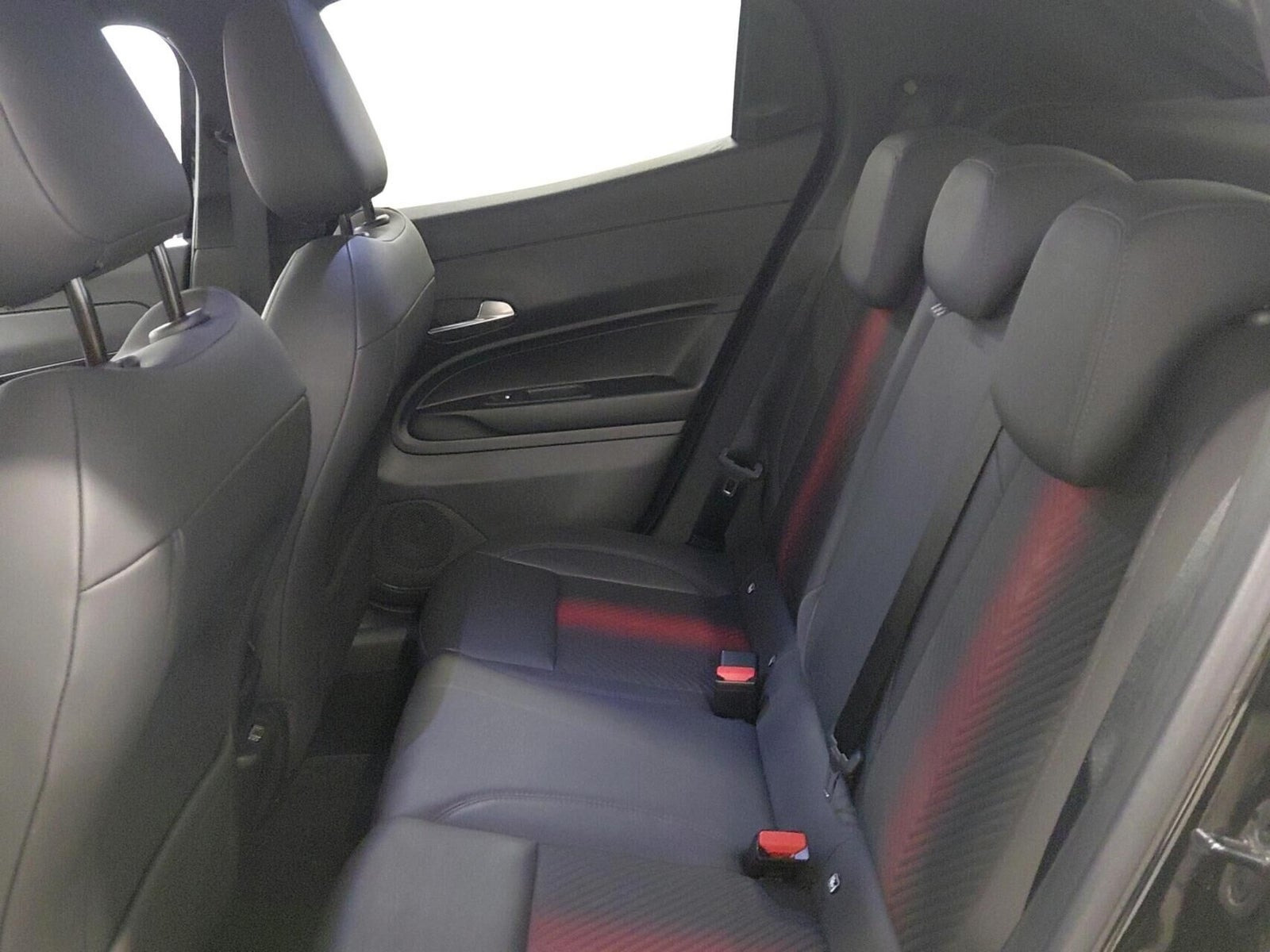 Sort Alfa Romeo Junior fra 2025
