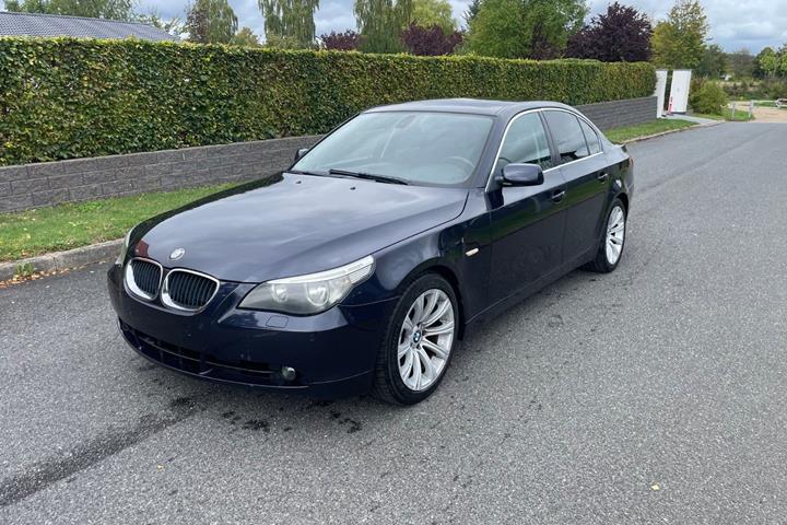 Blå BMW 530i fra 2004