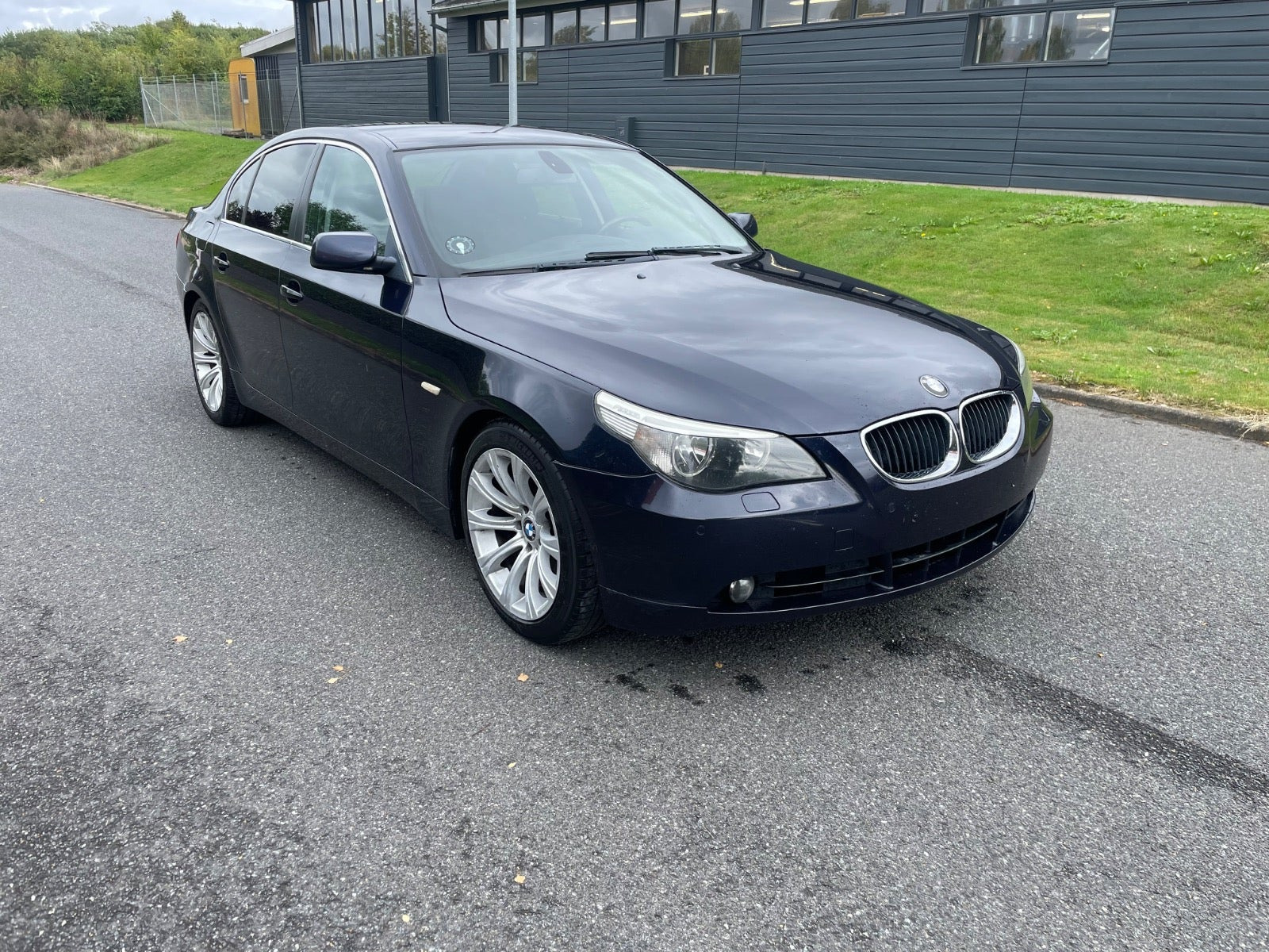 Blå BMW 530i fra 2004