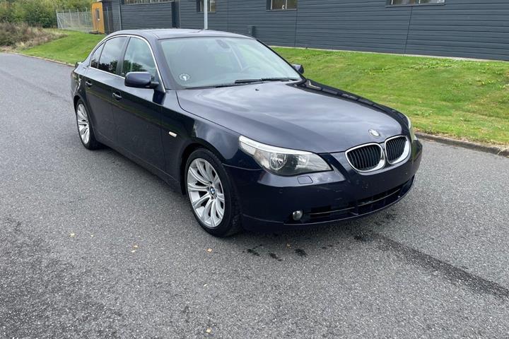 Blå BMW 530i fra 2004