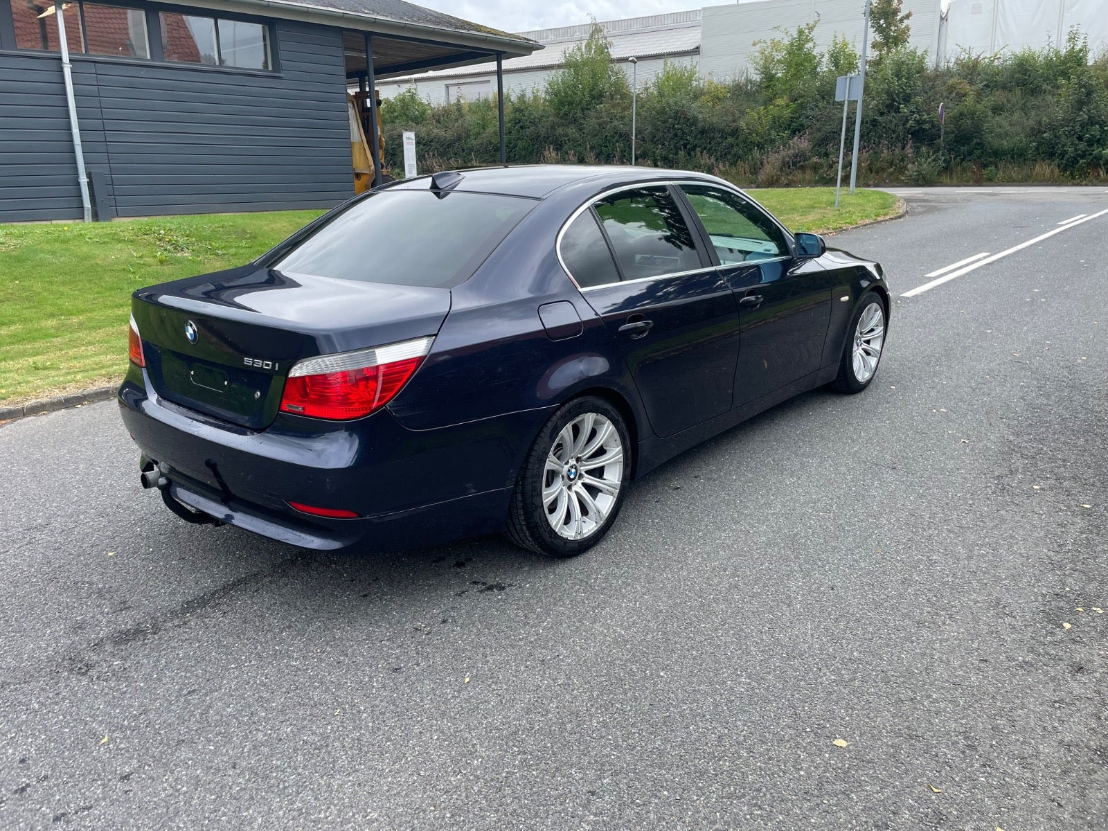 Blå BMW 530i fra 2004