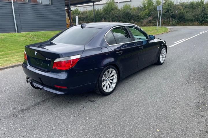 Blå BMW 530i fra 2004